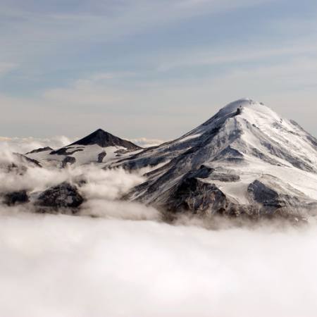 горы, снег, туман, град Vronska - Dreamstime
