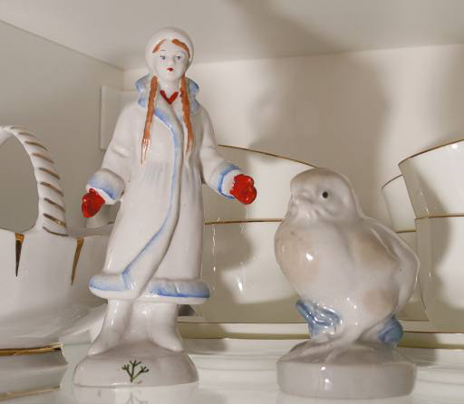 с девушкой статуя, птица, чашки,  Julia161