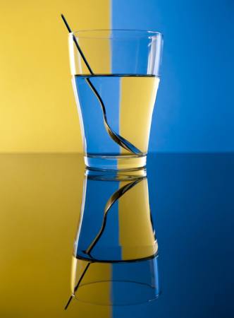 стекло, ложка, вода, желтый, синий Alex Salcedo - Dreamstime