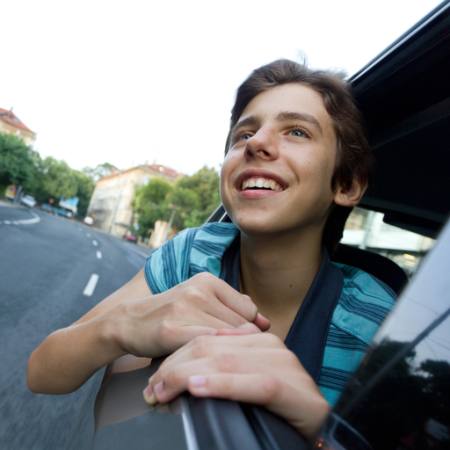 автомобиль, окно, мальчик, дорога, улыбка Grisho - Dreamstime