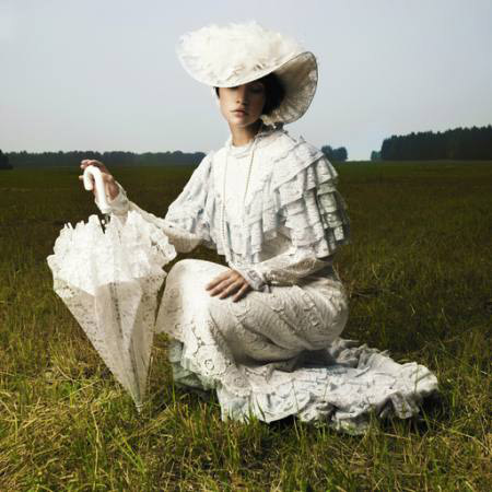 женщина, старый, зонтик, белый, поле, трава George Mayer - Dreamstime