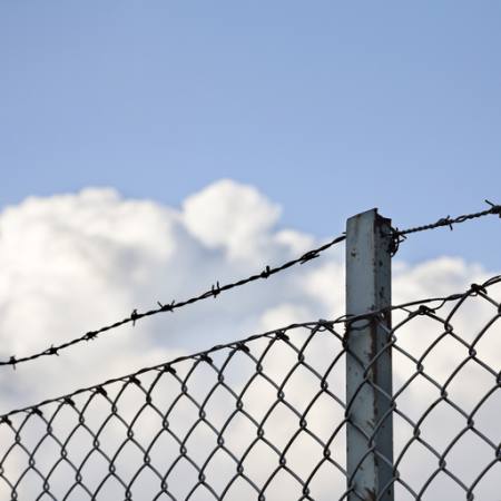 забор, облака, небо, провода, полюс Daniel Sanchez Blasco - Dreamstime