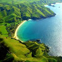 Pixwords изображение с вода, море, океан, пляж, зеленая, горы, залив Cloudia Newland - Dreamstime