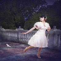 женщина, белый, платье, сад, прогулка Evgeniya Tubol - Dreamstime