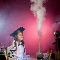 Pixwords изображение с девушка, эксперимент, лаборатория, шляпа, розовый Wisky