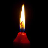пожар, свечи, темно- Ginasanders - Dreamstime