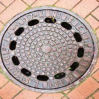 Pixwords изображение с круглые отверстия, сталь, земля, тротуар, объект, отверстия Sergei Butorin - Dreamstime