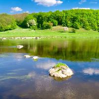 Pixwords изображение с вода, зеленый, озеро, лес, скала, небо, облака Oleksandr Kalyna (Alexkalina)