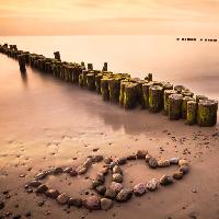 Pixwords изображение с вода, сердце, сердечки, камни, дерево, песок, пляж Manuela Szymaniak (Manu10319)