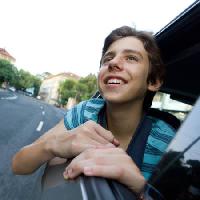 Pixwords изображение с автомобиль, окно, мальчик, дорога, улыбка Grisho - Dreamstime