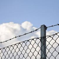 Pixwords изображение с забор, облака, небо, провода, полюс Daniel Sanchez Blasco - Dreamstime
